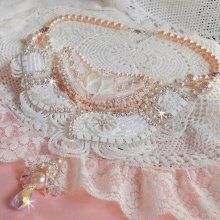 Plastron Bouquet d'un Jour Haute Couture brodé avec des fleurs en Nacre à laquelle s'ajoute cristaux, perles rondes, cabochon rond, perles nacrées avec fermoir et chaînette Argent 925